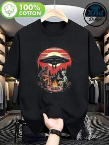 Camiseta de algodón 100% estilo retro fantástico Hombre Camiseta Extraterrestre y Bigfoot alrededor de una fogata con OVNI en el cielo Noche de verano Regalo para amantes de lo paranormal y cultura pop - Negro - Ver 1