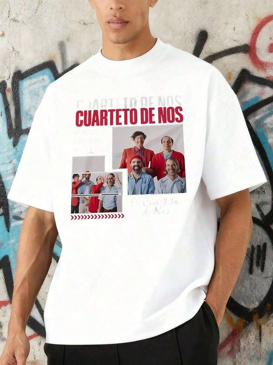 Cuarteto De Nos, The Uruguayan Band, Is Featured On A T-Shirt. The Members Are Seen In Eye-Catching Outfits And Striking Playful Poses, Reflecting Their Irreverent And Humorous Spirit And Conveying Positive Energy And A Message Of Authenticity. Men's T-Shirt, 100% Cotton - 白色 - 查看 1
