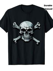 Esta camiseta de Halloween con la calavera y los huesos de la Jolly Roger es esencial para los entusiastas de la moda casual. Perfecta para fiestas, Navidad y el vestuario de trabajo, cuenta con una tela duradera, cuello redondo, mangas cortas y es adecuada para todas las estaciones. - Negro - Ver 2