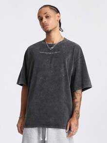 Camiseta de manga corta con cuello redondo y estampado inglés, lavada al ácido, para hombre, de Manfinity NXTstreet, adecuada para el verano. - Negro - Ver 1