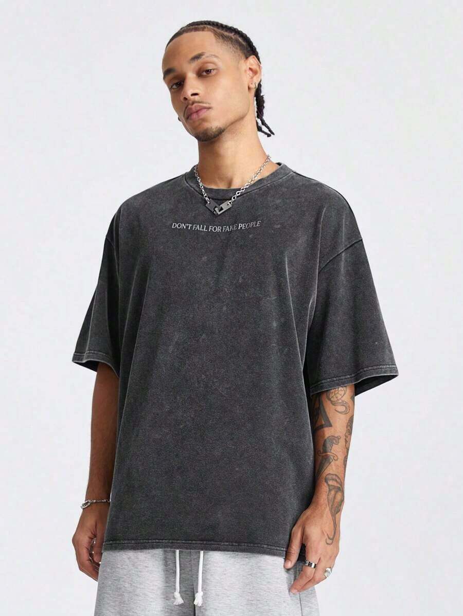 Camiseta de manga corta con cuello redondo y estampado inglés, lavada al ácido, para hombre, de Manfinity NXTstreet, adecuada para el verano. - Negro - Ver 1