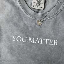 1 Piece Of Women's "You Are Important" T-Shirt With Inspirational Print - Soft Washed Cotton Short-Sleeve T-Shirt In Brown, Suitable For Casual Daily Wear And The Beach - Clothing That Promotes Self-Love, Confidence, And Positive Energy - Shipped From A Local Warehouse, Urban Style, Simple Design, High-Quality T-Shirt, Fashionable For Personal Care. Loose And Comfortable Summer Tops, 180g, 100% Cotton - 灰色 - 查看 1