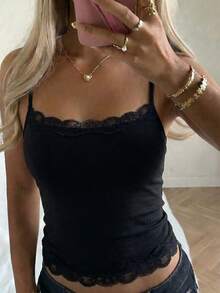 Vaiaye 女款休閒蕾絲飾邊細肩帶背心，性感黑色貼身背心上衣，優雅夏季日常與度假穿搭 - 黑色 - 查看 5