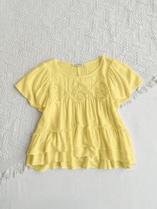 Nuevo 2026 Blusa de mujer de verano de color liso minimalista con encaje calado en el frente, manga corta y dobladillo multicapa - Amarillo - Ver 4