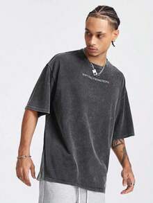 Camiseta de manga corta con cuello redondo y estampado inglés, lavada al ácido, para hombre, de Manfinity NXTstreet, adecuada para el verano. - Negro - Ver 3