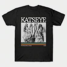 Energisk och trendig tryckt T-shirt med ett fräscht färgschema för en ungdomlig och moderiktig look. Streetwear T-shirts, sommarblusar för kvinnor, sweatshirts för kvinnor, kortärmade T-shirts för kvinnor, strandkläder för kvinnor,  damkläder. - Svart - Visa 1