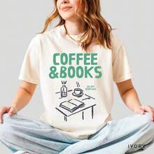 2026 Kaffe och böcker T-shirt: Unisex-skjorta dam sommartopp - Vitt - Visa 2