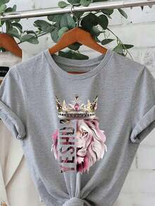 Women's T-Shirt With Lion King And Lioness Crown Design - Beige With Pink And Gold Lettering, Short Sleeve, Round Neck, Casual Style For Spring And Summer, Christian Faith Clothing With Text (Lion Of Judah And Joshua Design), Machine Washable, Opaque Fabric, Loose Fit, Lion Crown Print, Modern And Comfortable For Women, Breathable Material, Soft Fabric, Loose And Comfortable Blouse For Summer. - 灰色 - 查看 3