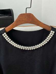 Vestido de longitud media con cuello decorado con perlas satinadas brillantes, mangas cortas y cintura con lazo - Negro - Ver 4