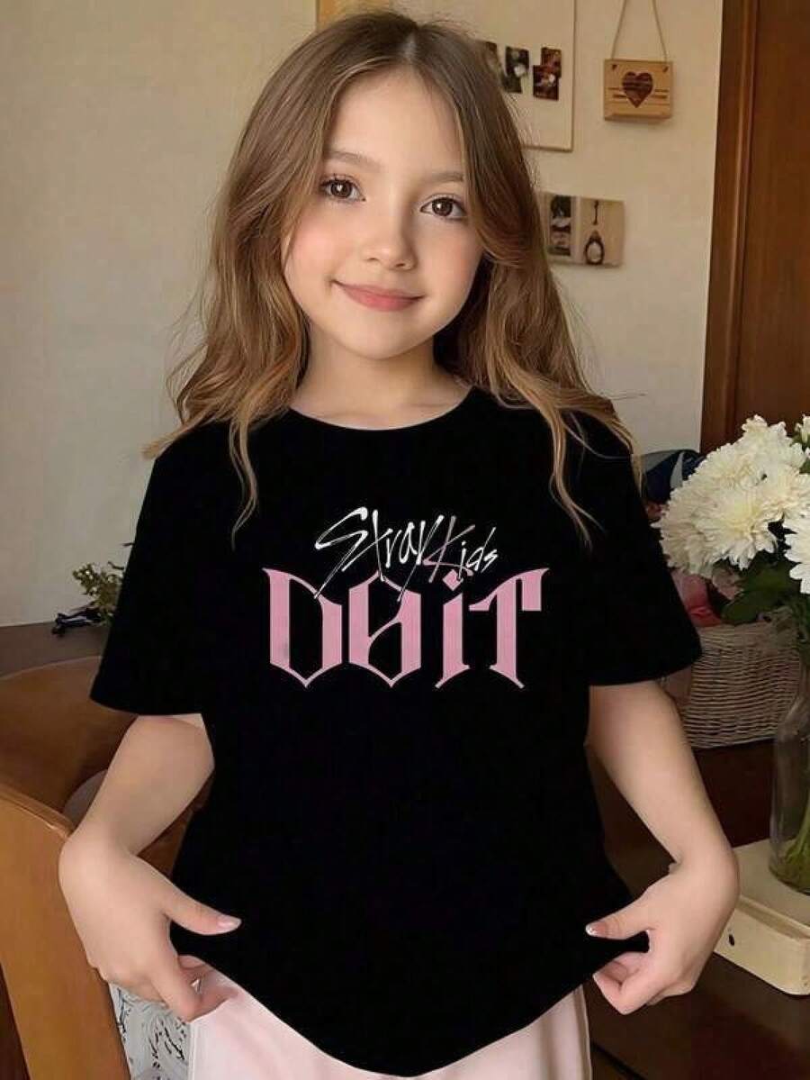 Camiseta 2026 para Niñas y Niños, Camiseta de Algodón con Tipografía Gráfica y Cuello Redondo para Jóvenes, Camiseta Estilo Stray Away para Niños, Camiseta Negra con Letras Gruesas, Camiseta Duradera Stray Away para Jóvenes, Camiseta de Merchandising del Álbum Rock Star, Largo Regular, Concierto de K-Pop, Camisetas con Estampado de Arte en Fuente Gruesa, Regalo para Fans de K-Pop Stray Away, Camiseta Hecha por Fans, Perfecta para Conciertos y Vacaciones, Camiseta Unisex K-Pop, Camisetas a Juego para la Familia, Ropa para Niñas, Ropa para Adolescentes, Conjuntos para Niñas, Ropa para Adolescentes, Camisetas de para Mujeres y Hombres, Regalo de Año Nuevo. - Negro - Ver 1