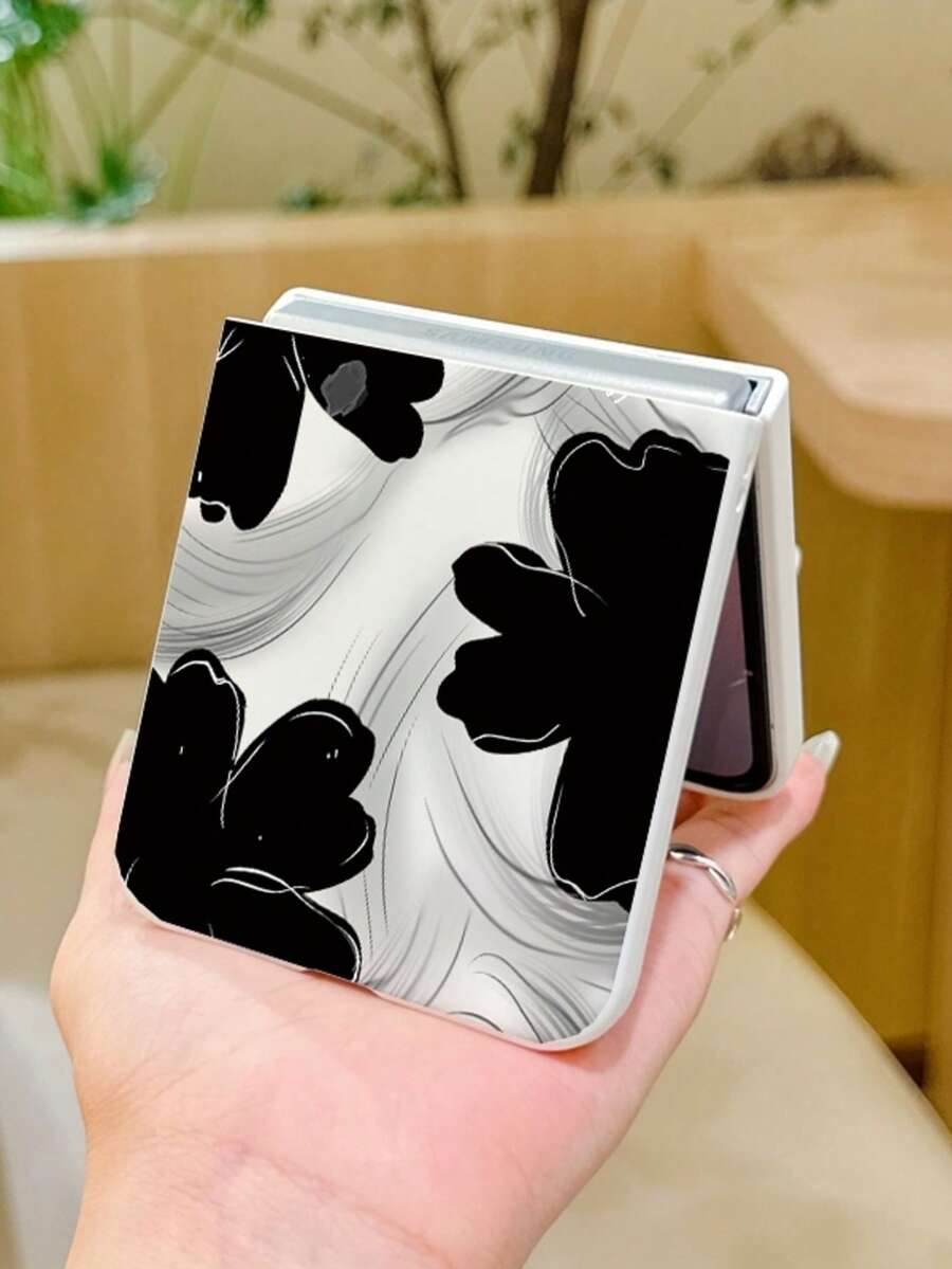 1个时尚简约可爱亲肤PC材质折叠手机壳,黑色大花元素,可保护手机并防止跌落:适用于三星Galaxy Zflip 3/Zflip 4/Zflip 5/Zflip 6/Zflip 7/ Razr 60/ Razr 50/Galaxy Z Flip7 FE - 白色 - 查看 1