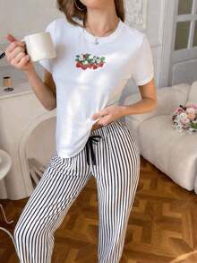 Local Store, A Women's Short-Sleeve Tee With A Retro American Style, Relaxed Fit, And Printed Design (Pants Are For Styling Suggestions Only). This Simple Yet Stylish Piece Features A Tropical-Themed Printed Letter Pattern, Making It A Must-Have For Creating A Laid-Back Holiday Look, Perfect For Occasions Like Labor Day And Mexican Independence Day. - 白色 - 查看 1