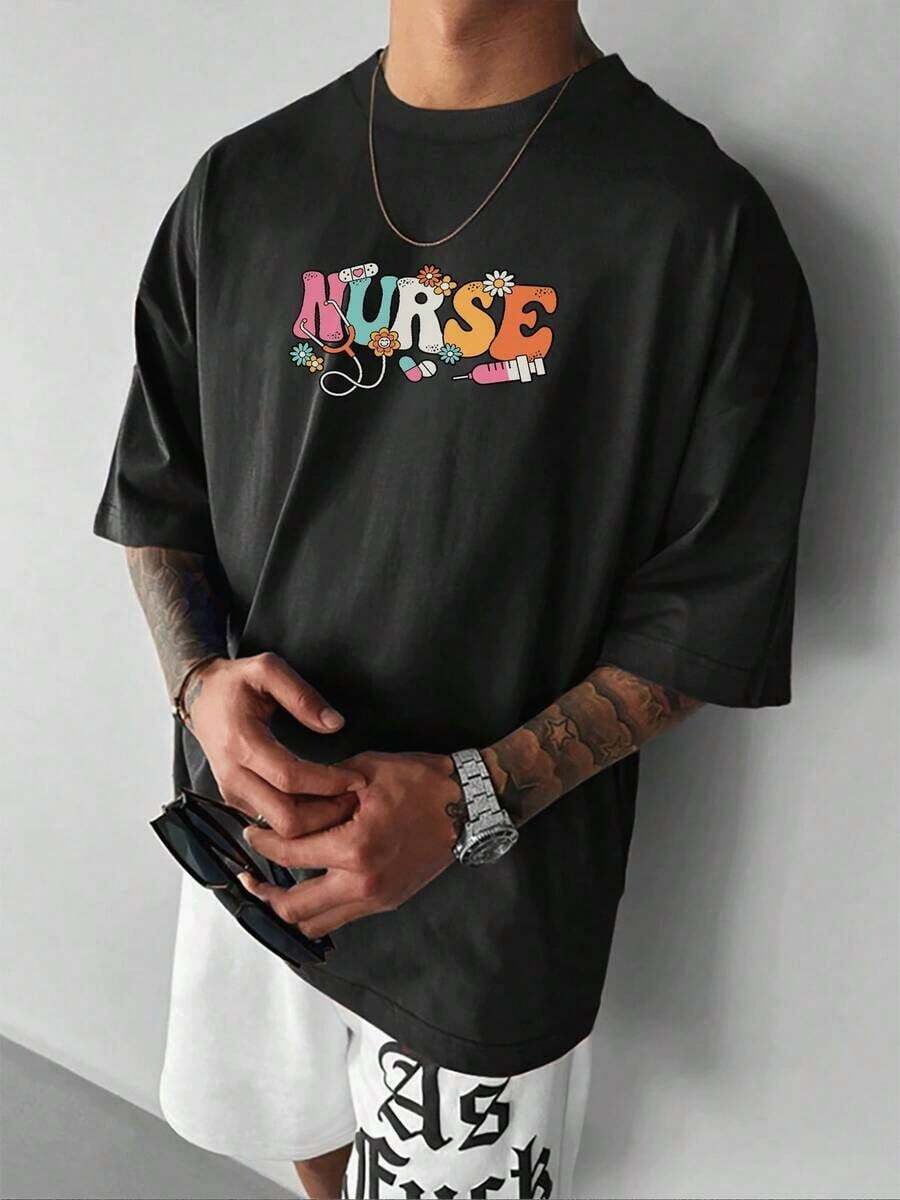 The Print Features The Word NURSE With Colorful Medical Elements Such As A Stethoscope, Syringe, Pills, And Flowers, Symbolizing Dedication, Care, And Positive Energy Towards The Nursing Profession. This Men's T-Shirt Is Made Of 100% Cotton, Is Casual And Comfortable, Ideal For Everyday Wear, And Makes An Inspirational Gift. - 黑色 - 查看 1