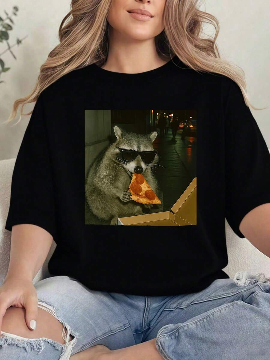 Nighttime Raccoon Holding A Slice Of Pizza On A Lit Street Symbolizing Modern Urban Life, Curiosity And The Enjoyment Of Small Everyday Pleasures. Casual, Comfortable And Original Women's T-Shirt For Daily Use - 黑色 - 查看 1