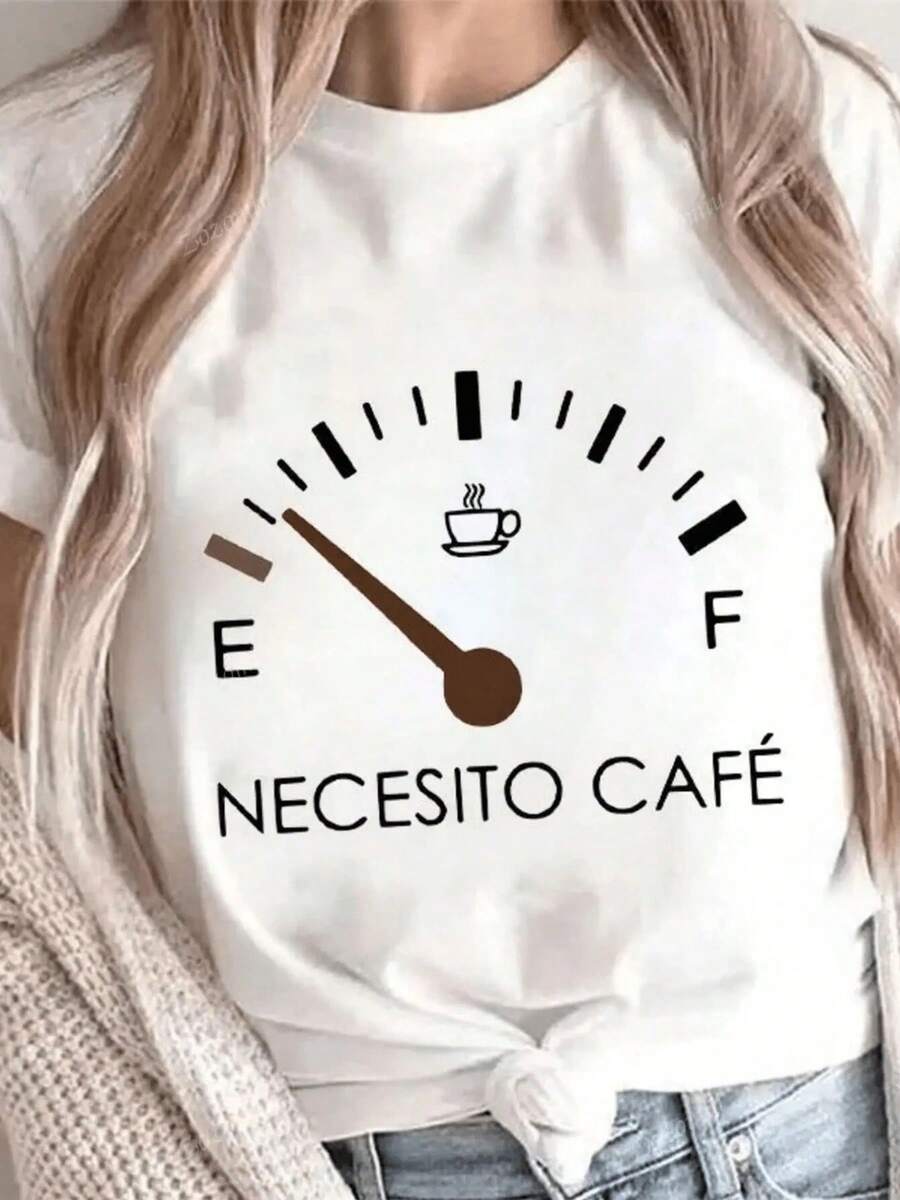 Camiseta Gráfica Necesito Cafe. Camiseta holgada de manga corta para mujer con estampado gráfico de café. Esta camiseta informal y cómoda de mezcla de algodón es perfecta para el día a día o para el fin de semana para los amantes del café. 0N9Q - Negro - Ver 1