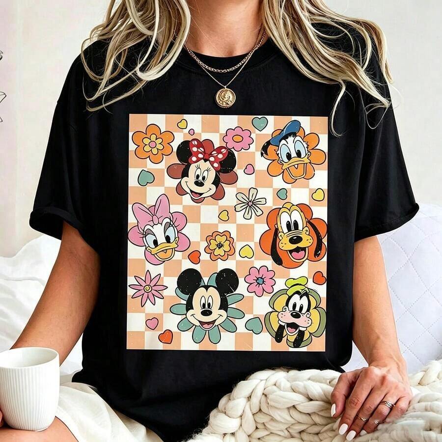 Autorisé par Disney. Mickey Mouse) Les têtes de Mickey, Minnie, Donald Duck, Daisy, et Bruto sont intégrées dans les pétales de la marguerite, avec un damier rétro en arrière-plan, avec de petites fleurs et des éléments d'amour, et un groupe d'élégantes dames et de t-shirts en coton pur. Le tissu est doux, confortable et respirant, convenant pour un usage quotidien, les achats, les voyages, les fêtes et l'usage domestique. Les vêtements pour hommes et femmes, ainsi que les vêtements de couple, conviennent également comme cadeaux raffinés. Chaque femme devrait en avoir un. - Noir - Voir 1