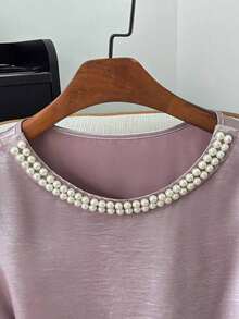 Vestido de longitud media con cuello decorado con perlas satinadas brillantes, mangas cortas y cintura con lazo - Púrpura polvoriento - Ver 3