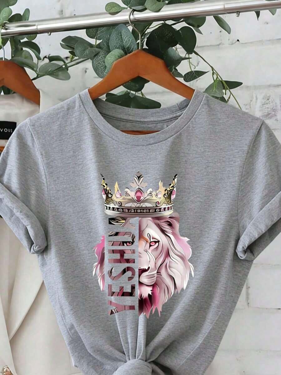Women's T-Shirt With Lion King And Lioness Crown Design - Beige With Pink And Gold Lettering, Short Sleeve, Round Neck, Casual Style For Spring And Summer, Christian Faith Clothing With Text (Lion Of Judah And Joshua Design), Machine Washable, Opaque Fabric, Loose Fit, Lion Crown Print, Modern And Comfortable For Women, Breathable Material, Soft Fabric, Loose And Comfortable Blouse For Summer. - 灰色 - 查看 1