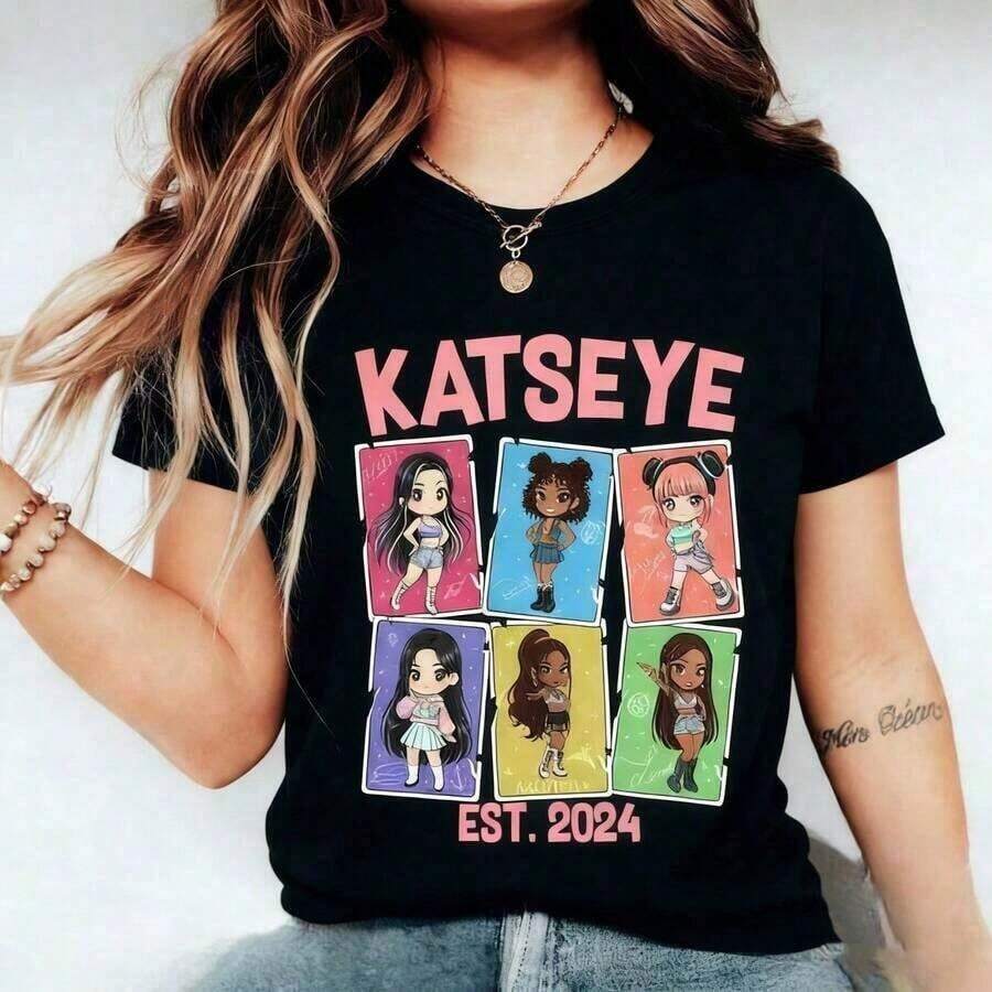 Katseye Vintage Music T-Shirt, Graphic Tee Inspired By The Beautiful Chaos Tour, Katseye K-Pop Graphic Tee, Katseye Vintage Urban Style, Unisex Cotton Short Sleeve Crew Neck T-Shirt, Blouses For Women. Blouses.Casual Blouses For Ladies. - 黑色 12 - 查看 1