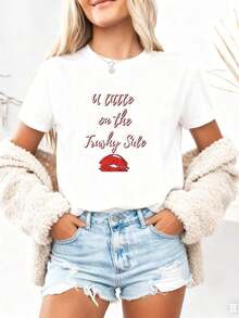 Women's Short-Sleeved T-Shirt With A Fun Graphic Design Of Red Lips 'A Little Bit Spicy', Comfortable And Soft, Perfect As A Gift For Friends Or Yourself, Ideal For Stylish Everyday Wear, 100% Cotton. - 白色 - 查看 4