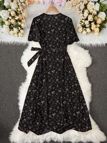 Nuevo 2026  Vestido con estampado floral diminuto, elegante y encantador, con cuello en V y cinturón, con nudo bohemio para mujer, volantes en el bajo, manga envolvente corta, cuello - Negro - Ver 2