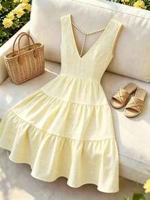 xheGlowEve Nuevo Llegado de Verano: Vestido Formal, Vestido Exquisito - Sin Mangas, Diseño de Cuello en V, Estampado Floral y Floral Menudo, Tela de Jacquard Texturizada, Silueta de Línea A, Decoración de Cadena de Perlas en la Espalda. Esta Pieza Inspirada en el Vintage Francés Combina el Ambiente de Resort y la Dulce Elegancia, con un Corte de Línea A Estilizador. Vestido de Cuello en V sin Mangas, Vestido Mini de Verano, Vestido de Resort para Mujer, Vestido de Verano Casual, Vestido Floral Menudo de Margarita Amarilla Claro, Vestido con Espalda Abierta y Adorno de Cadena de Perlasxhe - Amarillo claro - Ver 2