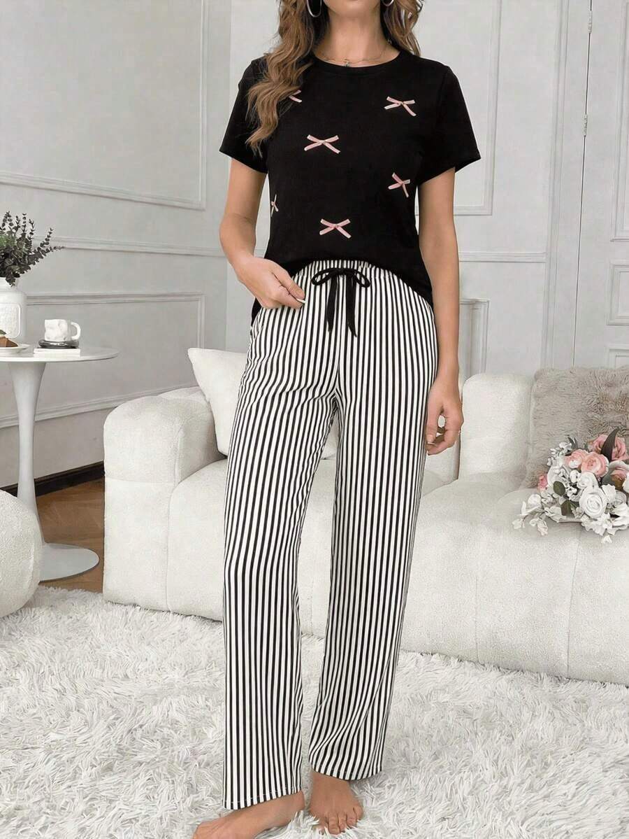 Local Store, A Women's Short-Sleeve Tee With A Retro American Style, Relaxed Fit, And Printed Design (Pants Are For Styling Suggestions Only). This Simple Yet Stylish Piece Features A Tropical-Themed Printed Letter Pattern, Making It A Must-Have For Creating A Laid-Back Holiday Look, Perfect For Occasions Like Labor Day And Mexican Independence Day. - 黑色 - 查看 1