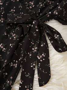 Nuevo 2026  Vestido con estampado floral diminuto, elegante y encantador, con cuello en V y cinturón, con nudo bohemio para mujer, volantes en el bajo, manga envolvente corta, cuello - Negro - Ver 3