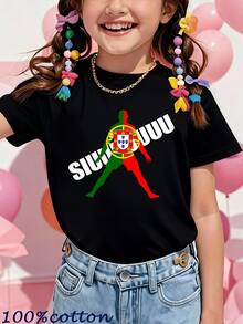 A Short-Sleeved T-Shirt For Girls Featuring A Cartoon Print Of The 'Siu' Victory Pose, A Symbol Of Portuguese Football Talent. Made From 100% Cotton, This Breathable And Cool Garment Is Perfect For Spring And Summer. It Has A Relaxed Fit. - 黑色 - 查看 1