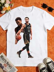 Camiseta blanca con dibujos de jugadores de baloncesto en poses dinámicas, ideal para entusiastas del deporte que buscan ropa cómoda y elegante. - Blanco - Ver 1