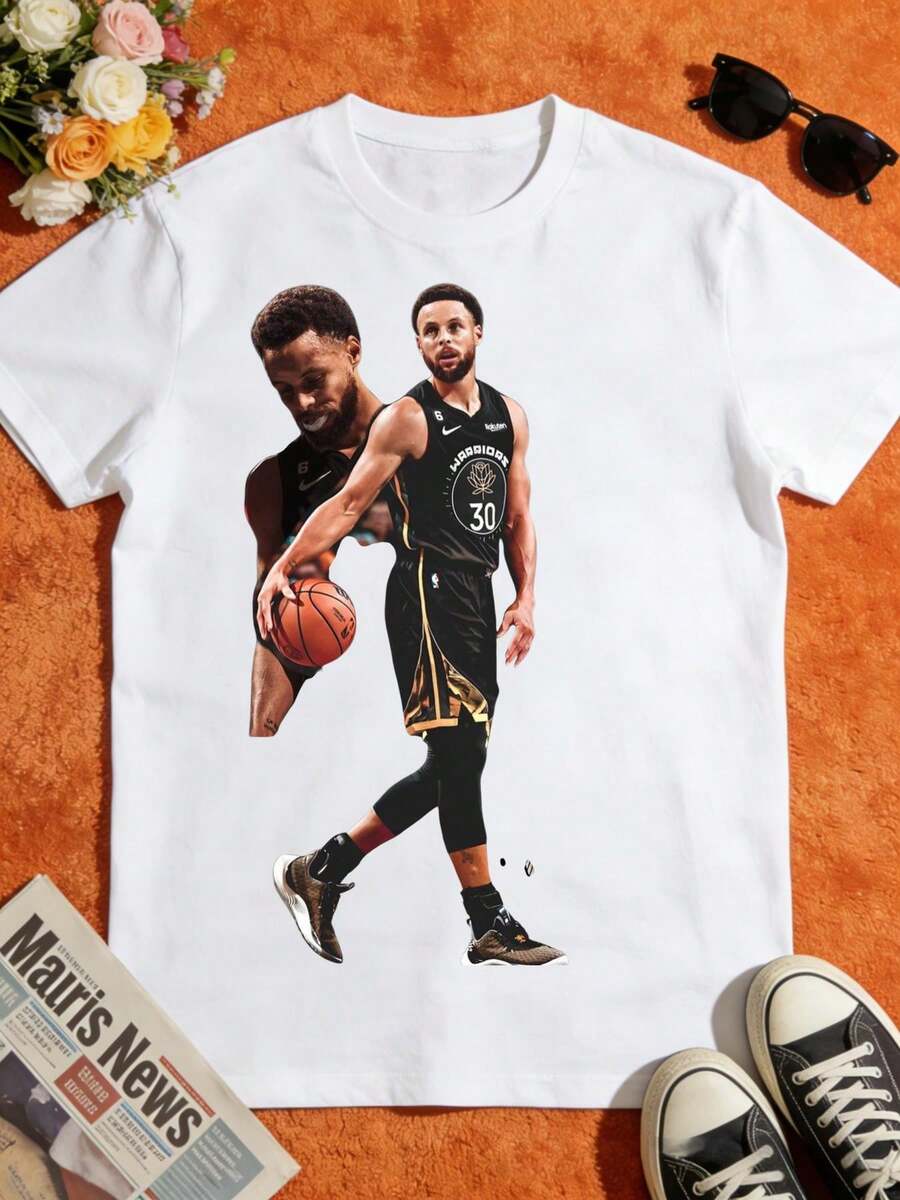 Camiseta blanca con dibujos de jugadores de baloncesto en poses dinámicas, ideal para entusiastas del deporte que buscan ropa cómoda y elegante. - Blanco - Ver 1