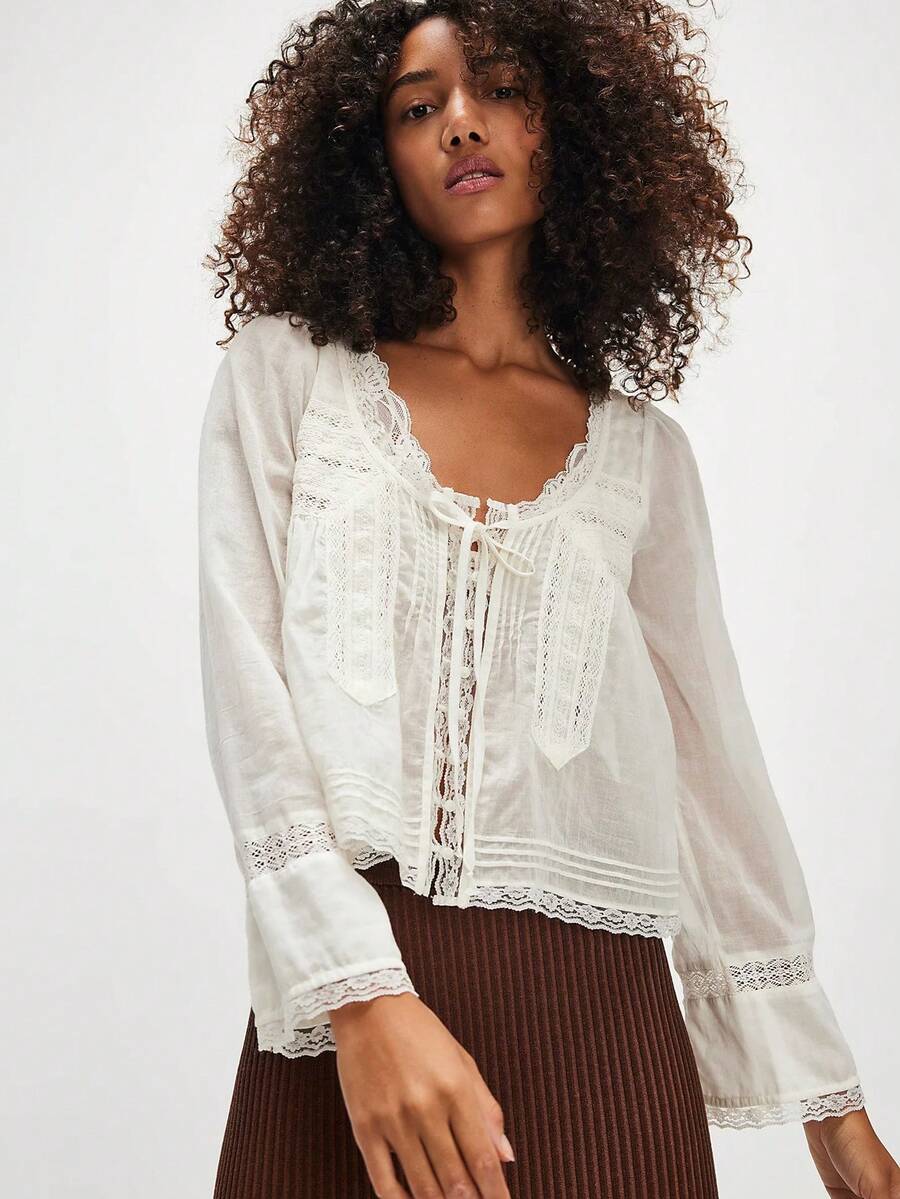 Women's Lace Trim Long Sleeve Blouse Scoop Neck Tie Front Pleated Sheer Flowy Peasant Top Victorian-Inspired Cropped Shirt with Bell Cuffs for Boho Cottagecore Styling Layering  Everyday Feminine Outfits - Blanco - Ver 1