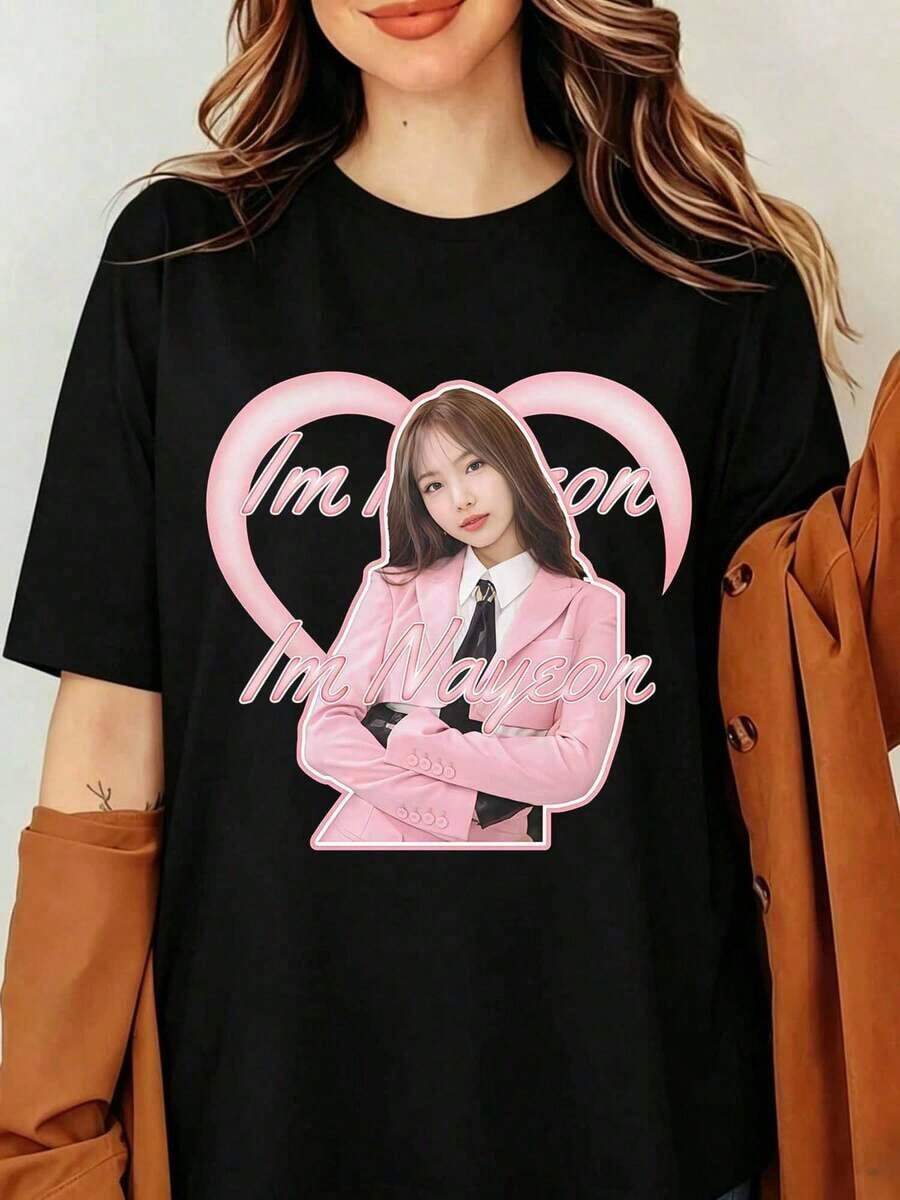 NAYEON TWICE  Grafisk T-shirt med hjärtmönster, kortärmad svart bomulls-t-shirt unisex - Svart - Visa 1
