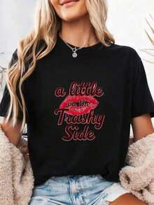 Women's Short-Sleeved T-Shirt With A Fun Graphic Design Of Red Lips 'A Little Bit Spicy', Comfortable And Soft, Perfect As A Gift For Friends Or Yourself, Ideal For Stylish Everyday Wear, 100% Cotton. - 黑色3 - 查看 7