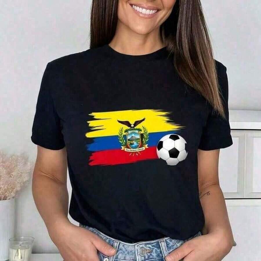 Camiseta de manga corta extragrande negra unisex para mujer, esencial para la primavera, con estampado de la bandera nacional de Ecuador y un balón de fútbol, estilo patriótico para aficionados al fútbol ecuatoriano, Copa Mundial 2026, impresión de alta calidad, top informal para ver partidos el día del partido. 
       Camiseta Casual de Cuello Redondo para Uso Diario y Vacaciones, Ropa de Verano para Mujer: Camisetas de Estilo Retro para Mujer, Perfectas para Festivales y Eventos. Camiseta Casual de Manga Corta y Cuello Redondo para Mujer. - Negro - Ver 1