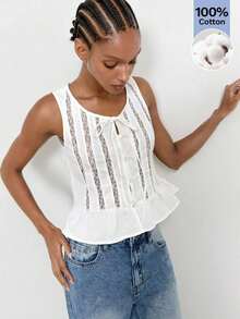 Maija Camiseta de mujer con encaje contrastante, lazo delantero y volante en el bajo - Blanco - Ver 6