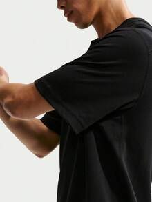 Nike Primary N.A.C. 男子速乾短袖訓練T卹 採用速乾網眼布面料和腋下透氣細節，柔軟舒適，助你在訓練中暢享乾爽舒適IF2811-010 - 黑色 - 查看 4