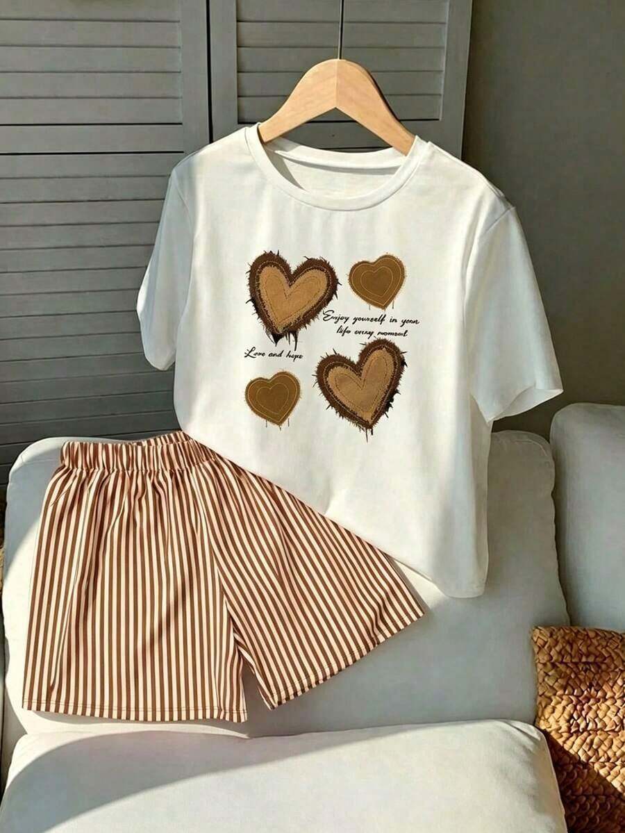 Local Store, A Women's Short-Sleeve Tee With A Retro American Style, Relaxed Fit, And Printed Design (Pants Are For Styling Suggestions Only). This Simple Yet Stylish Piece Features A Tropical-Themed Printed Letter Pattern, Making It A Must-Have For Creating A Laid-Back Holiday Look, Perfect For Occasions Like Labor Day And Mexican Independence Day. - 白色 - 查看 1