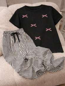 Local Store, A Women's Short-Sleeve Tee With A Retro American Style, Relaxed Fit, And Printed Design (Pants Are For Styling Suggestions Only). This Simple Yet Stylish Piece Features A Tropical-Themed Printed Letter Pattern, Making It A Must-Have For Creating A Laid-Back Holiday Look, Perfect For Occasions Like Labor Day And Mexican Independence Day. - 黑色 - 查看 2