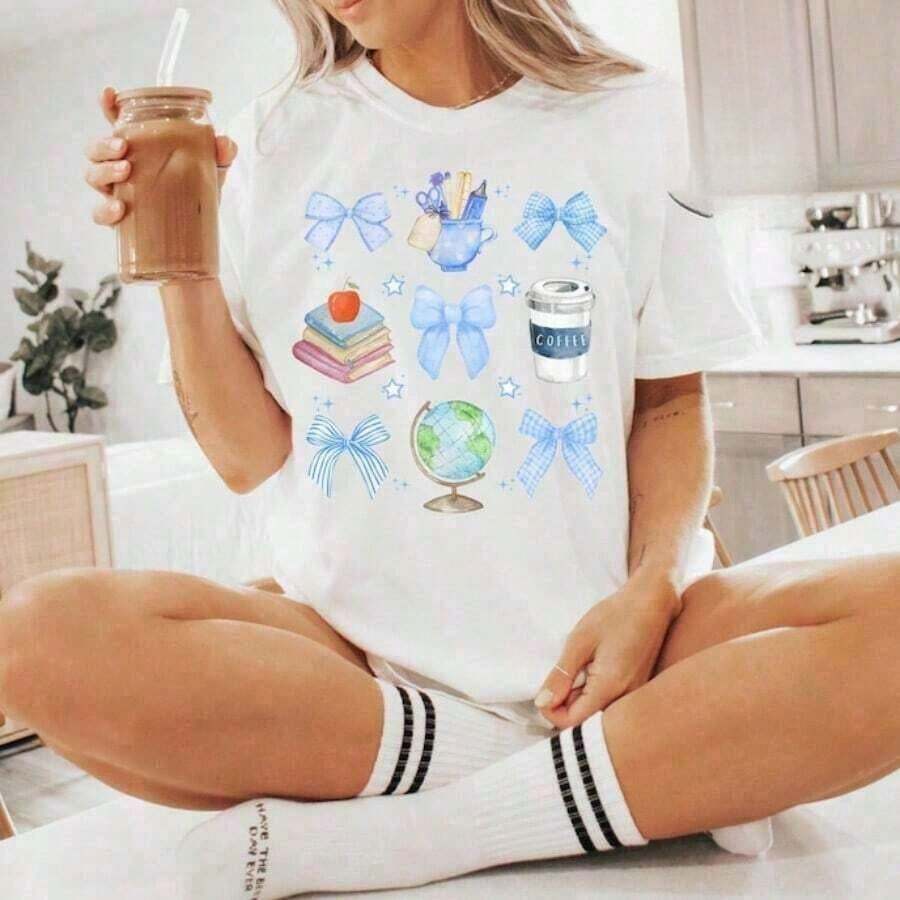 Teacher T-Shirt With Blue Bows, Bow T-Shirt For The First Day Of School, Thank You Gift For Teachers, Preppy Gift For Teachers, Blue Bow T-Shirt, Short-Sleeved Beach Style T-Shirt, Unisex Vintage Street Style T-Shirt, Loose Fit, Cotton, Short-Sleeved, Round Neck, Blouses For Women. Blouses.Casual Blouses For Ladies. - 白色 - 查看 1