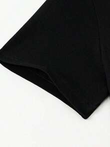 Camiseta Negra Estilo Vikingo con Diseño Intrincado de Cuervo y Runas Noruegas - Perfecta para Entusiastas de la Cultura Nórdica, Amantes de los Tatuajes y Moda Alternativa - Ajuste Slim, Material Cómodo y Transpirable, Ideal para Ocasiones Casuales y Festivales - Negro - Ver 4
