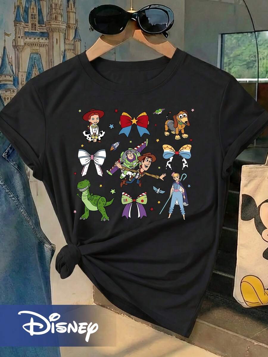 The Disney Toy Story Collaboration Series Offers Short-Sleeved T-Shirts Adorned With Classic Characters Like Buzz Lightyear, Jessie, And Mr. [Name], Complemented By Decorative Elements Such As Bows And Stars. - 黑色 - 查看 1