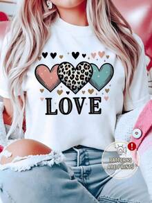 Three Hearts Symbolizing Love And Tenderness, One With A Leopard Print In The Center Surrounded By Pastel Tones And Small Figures That Evoke Romance. Women's Casual, Modern, Comfortable T-Shirts For Everyday Wear - 黑色 - 查看 6