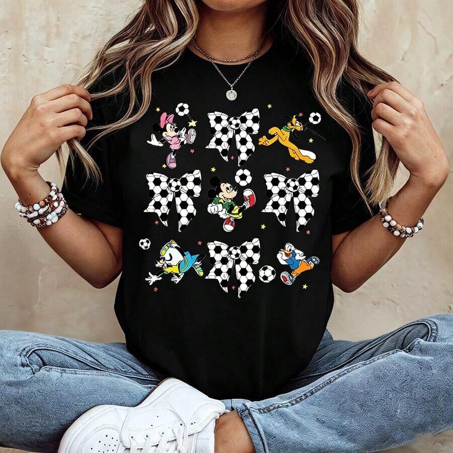 (Authorized By Disney. Mickey Mouse) Disney Football, Featuring Mickey's Family As Young Footballers, With A Black And White Football Pattern And Bow Details. Elegant Women's T-Shirts Made From Soft And Comfortable Cotton, Ideal For Everyday Wear, Shopping, Travel, Parties, And Lounging At Home. Matching Clothing For Men And Women, As Well As Partner Outfits, Also Make Excellent Gifts. A Must-Have For Every Woman. - màu đen - Xem 1