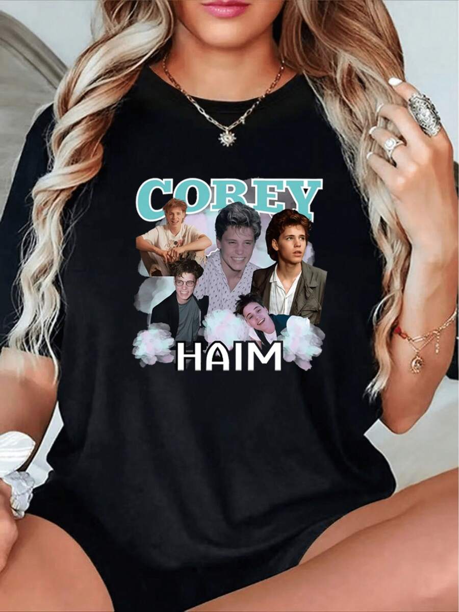Colección de Primavera y Verano para Mujer a la Moda, con un Estampado de Collage Nostálgico para los Fans que presenta al Ídolo de los 80 Corey Haim, con un Estilo Retro y Dulce: Esquema de Colores y Texto: La Camiseta Negra Sirve como Base, Camiseta Negra Oversize - Inspirada en el Estilo / Latino Street / Look Diario - Negro - Ver 1