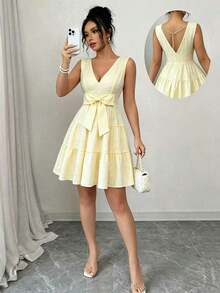 xheGlowEve Nuevo Llegado de Verano: Vestido Formal, Vestido Exquisito - Sin Mangas, Diseño de Cuello en V, Estampado Floral y Floral Menudo, Tela de Jacquard Texturizada, Silueta de Línea A, Decoración de Cadena de Perlas en la Espalda. Esta Pieza Inspirada en el Vintage Francés Combina el Ambiente de Resort y la Dulce Elegancia, con un Corte de Línea A Estilizador. Vestido de Cuello en V sin Mangas, Vestido Mini de Verano, Vestido de Resort para Mujer, Vestido de Verano Casual, Vestido Floral Menudo de Margarita Amarilla Claro, Vestido con Espalda Abierta y Adorno de Cadena de Perlasxhe - Amarillo claro - Ver 7
