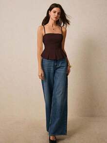 Top de cami con detalle bordado y volante de tirantes finos - Ideal para un verano elegante y con estilo, Blusas de mujer con volante, Blusas de tirantes finos, Blusas de verano lindas, Bordadas, Ropa casual y elegante - Marrón - Ver 4