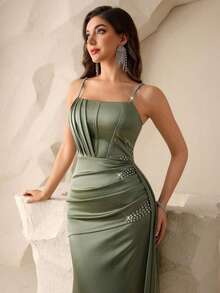 Đầm dạ hội dáng đuôi cá bằng satin với dây đeo mảnh và ruy băng đính cườm, kiểu dáng sang trọng thắt eo, giúp tôn dáng và kéo dài vóc dáng, thích hợp cho tiệc tối trang trọng với phần đuôi dài thướt tha. - Màu xanh Ô liu - Xem 6