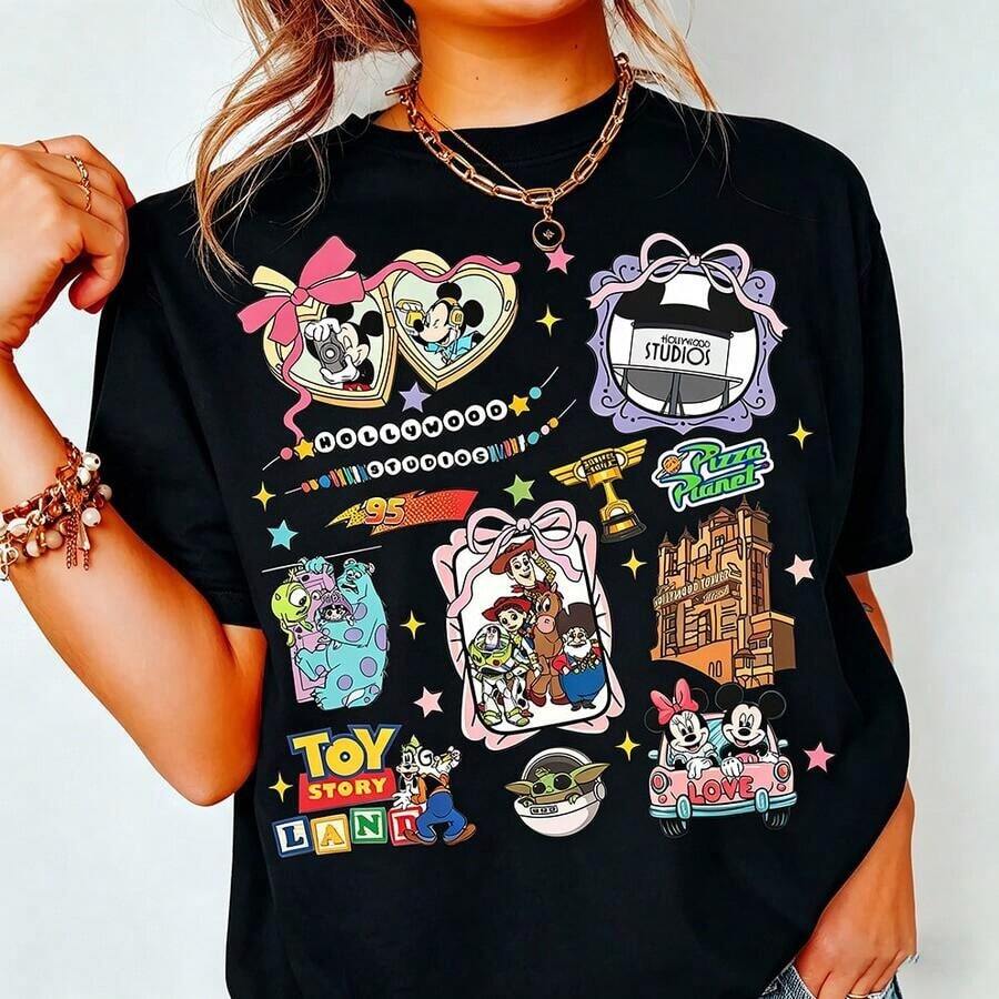 (Authorized By Disney. Mickey Mouse) Featuring Mickey, Minnie, And Scenes From Toy Story In An American Retro Illustration Style, With A Picture Frame And Ribbon, This Set Includes A Selection Of Elegant Women's Cotton T-Shirts. The Fabric Is Soft, Comfortable, And Breathable, Making It Suitable For Everyday Wear, Shopping, Travel, Parties, And Lounging At Home. The Clothing Is Available For Men And Women, And Matching Sets Are Also An Exquisite Gift. Every Woman Should Own One. - màu đen - Xem 1