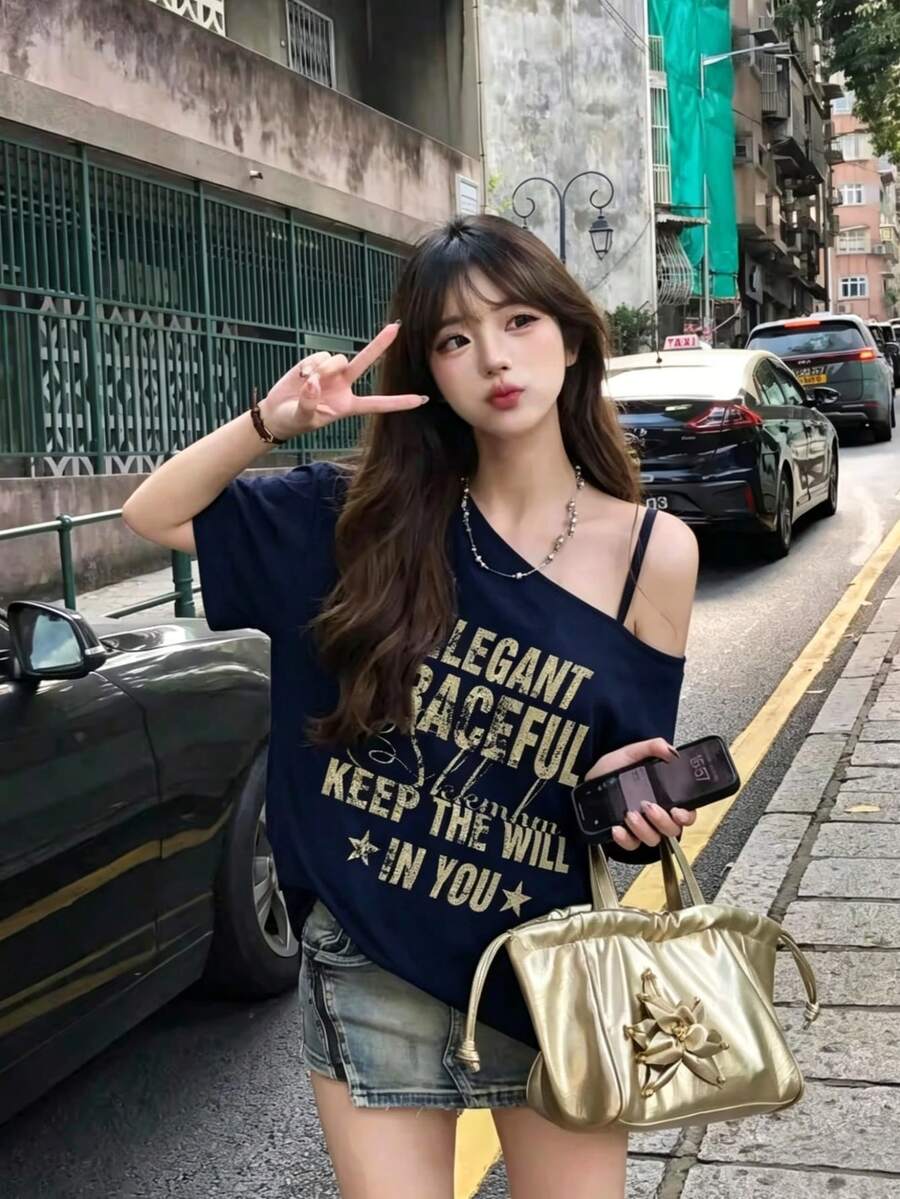 女款街頭風嘻哈印花不對稱單肩短袖T恤,夏季性感斜肩海軍藍上衣,休閒Y2K美學風格 - 藏蓝色 - 查看 1